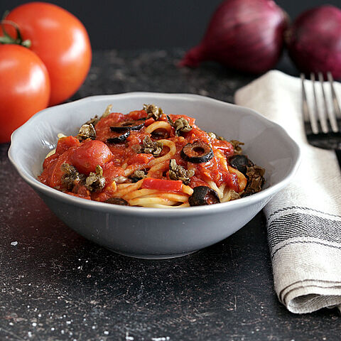 Spaghetti alla Puttanesca mit frittierten Kapern