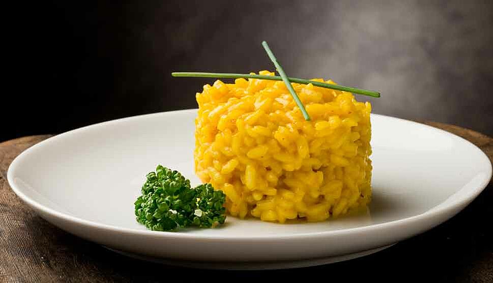 Risotto milanese auf einem Teller