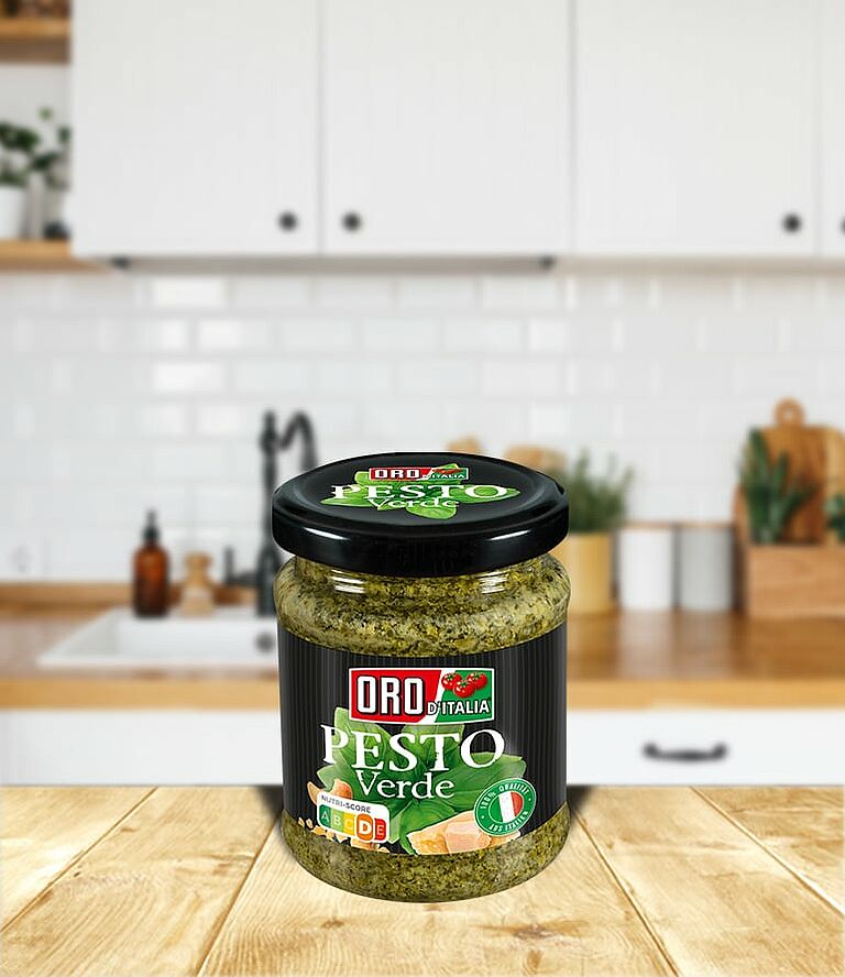 Ein Glas Pesto Verde steht in einer Küche.