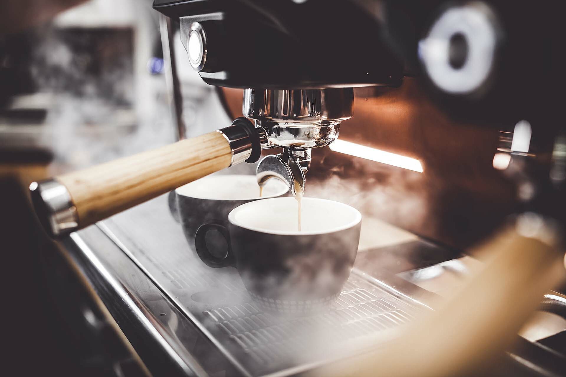 Espresso, der aus einer Maschine kommt