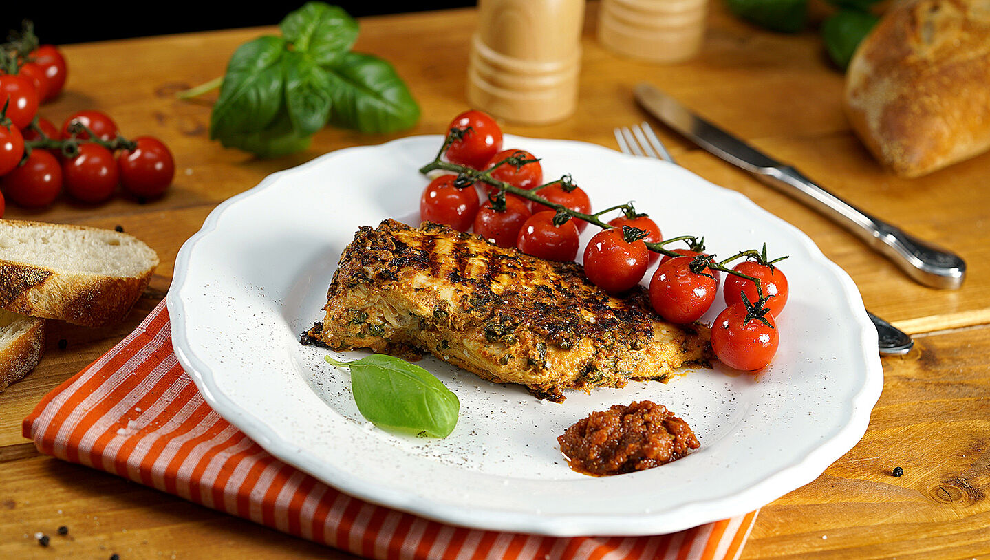 Gegrillte Hähnchenbrustfilets mit Pesto Rosso-Joghurt-Marinade