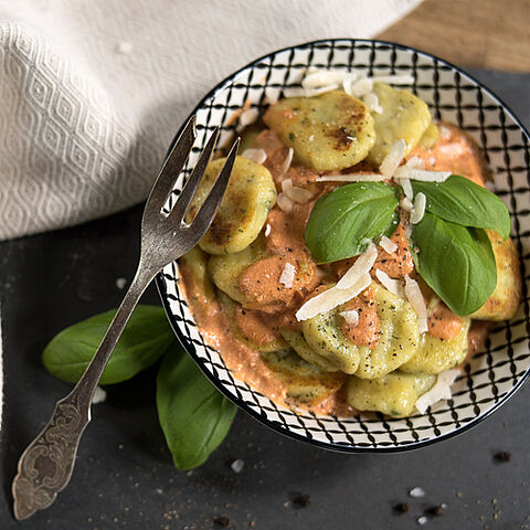 Basilikum-Gnocchi mit Tomaten-Ricotta-Sauce