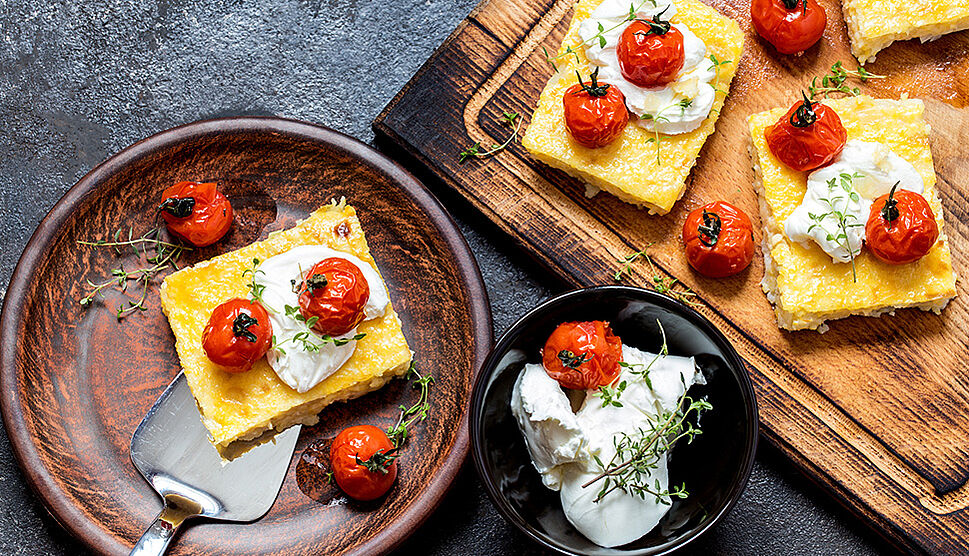 Polenta als Antipasto auf einem Brett