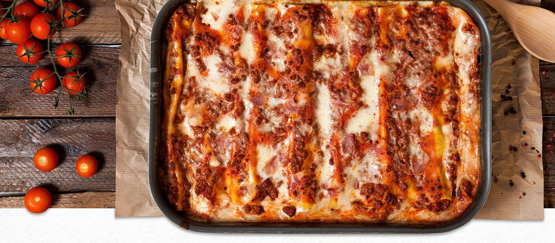 Lasagne aus dem Ofen mit Käse überbacken 