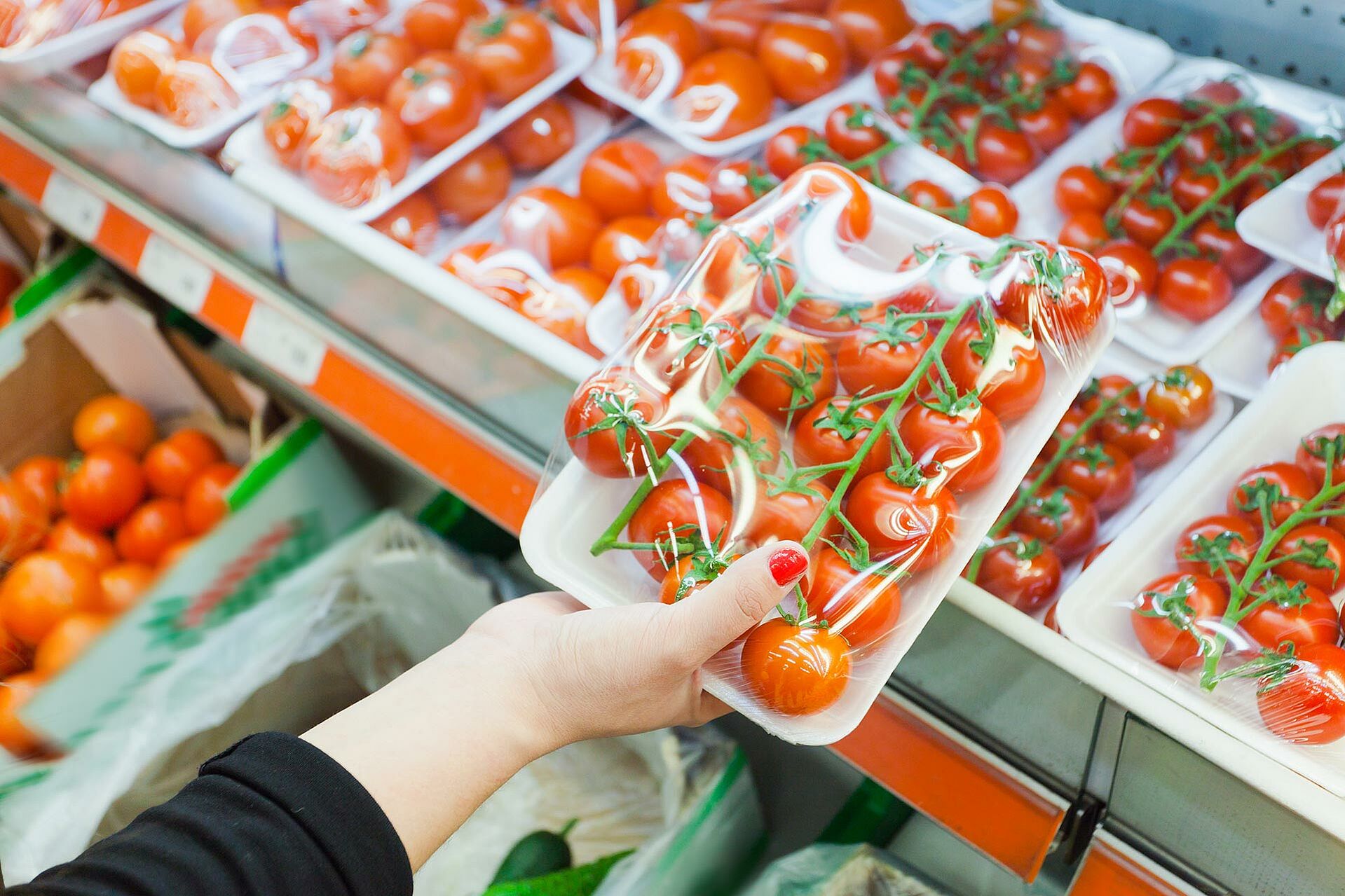 Tomaten in Plastikfolie verpackt