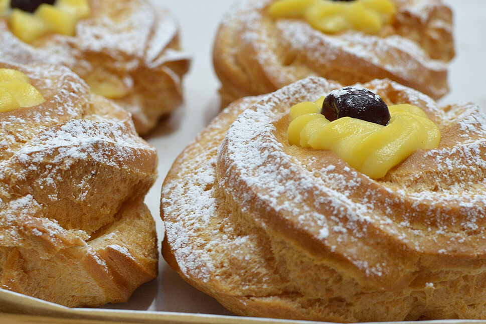 Eine Nahaufnahme von Zeppole di San Giuseppe al forno
