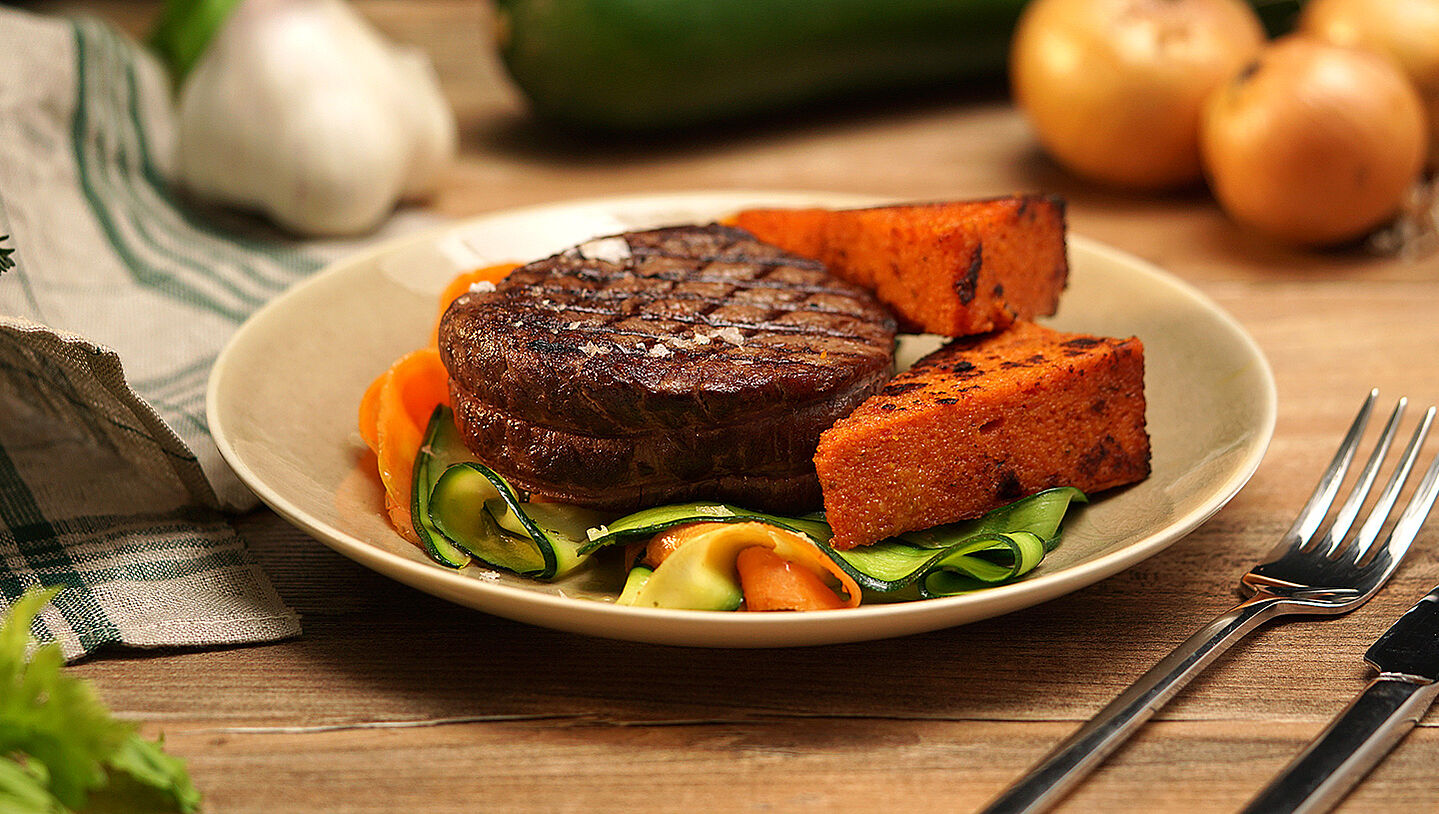 Rinderfilet mit Tomatensauce und Polenta