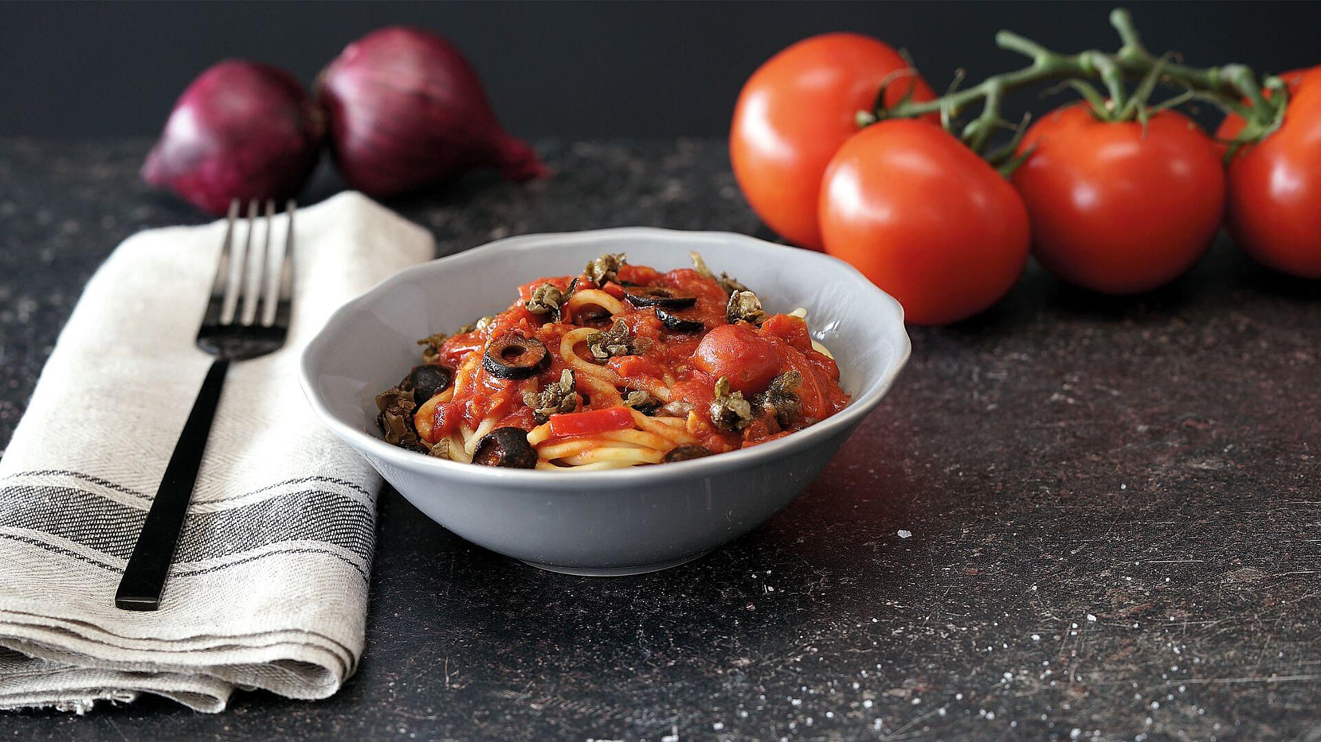 Spaghetti alla Puttanesca auf einem Tisch