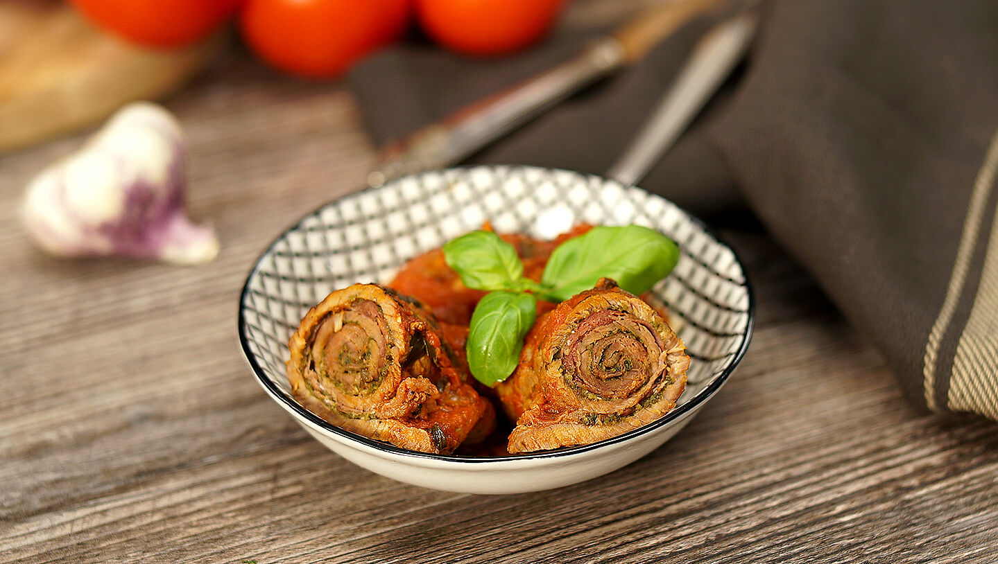 Ein Teller mit italienischen Kalbsrouladen in Tomatensauce