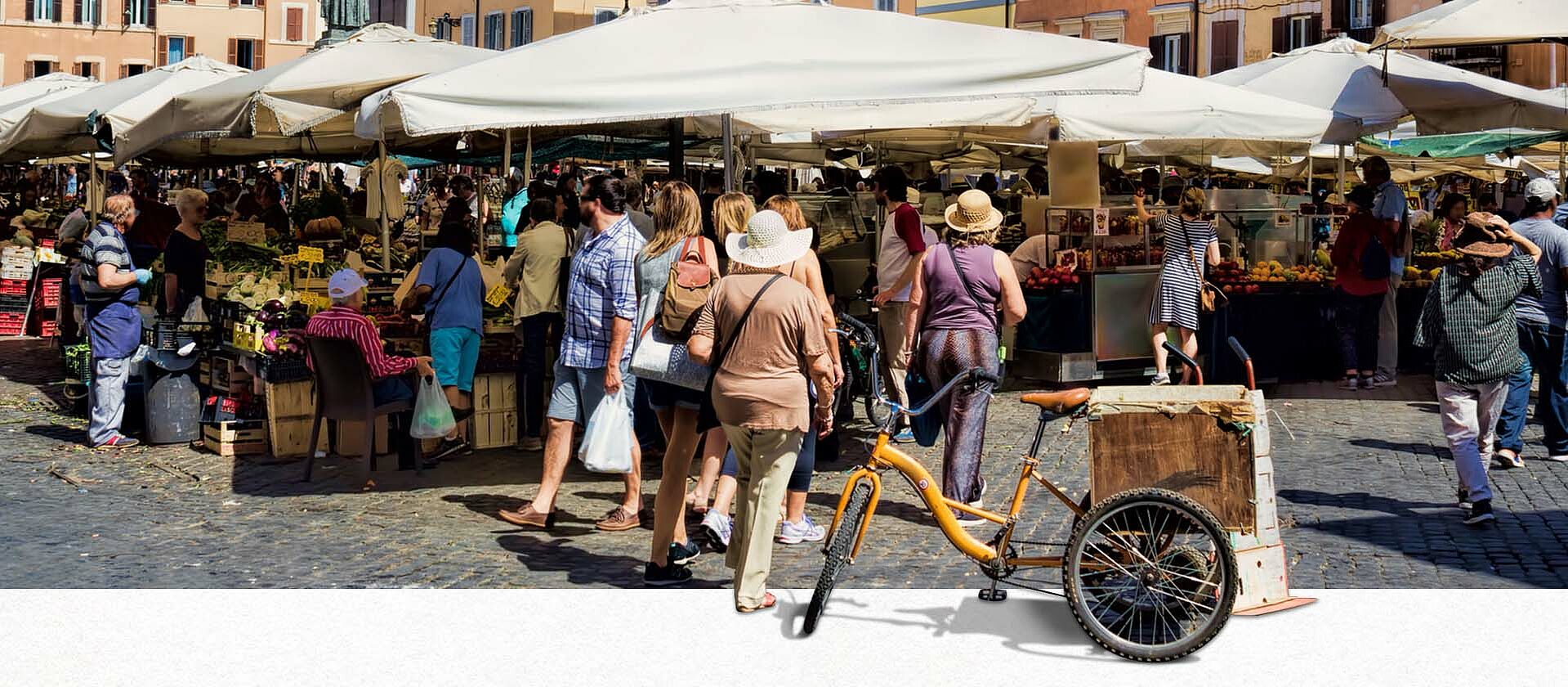 Frau vor Marktstand in Italien