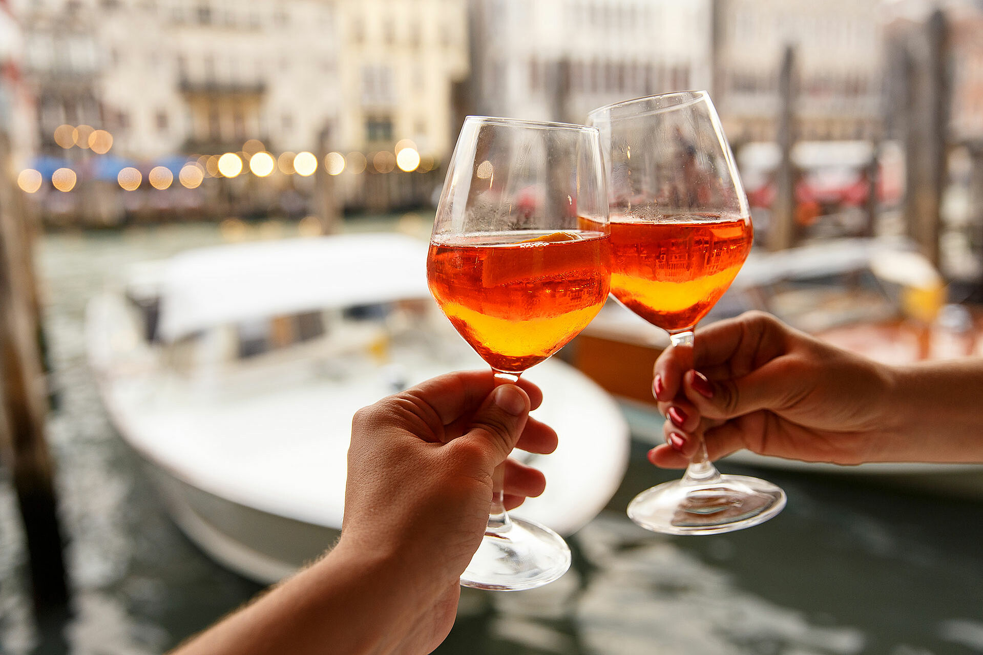 Aperol Gläser mit einer italienischen Stadt im Hintergrund