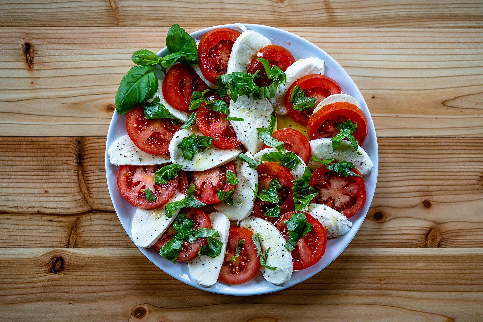 Caprese auf einem Teller