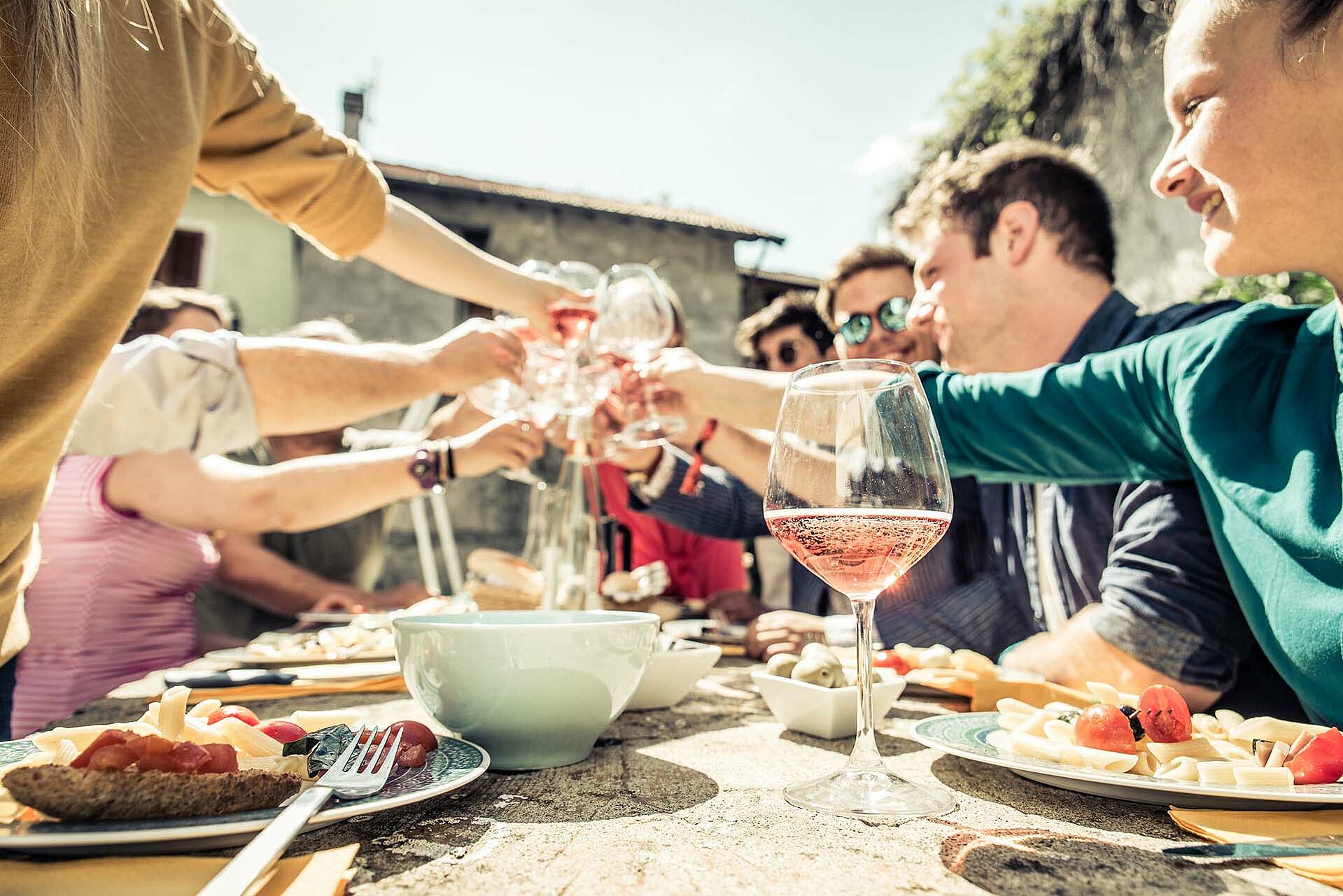 Freunde beim Essen im Freien