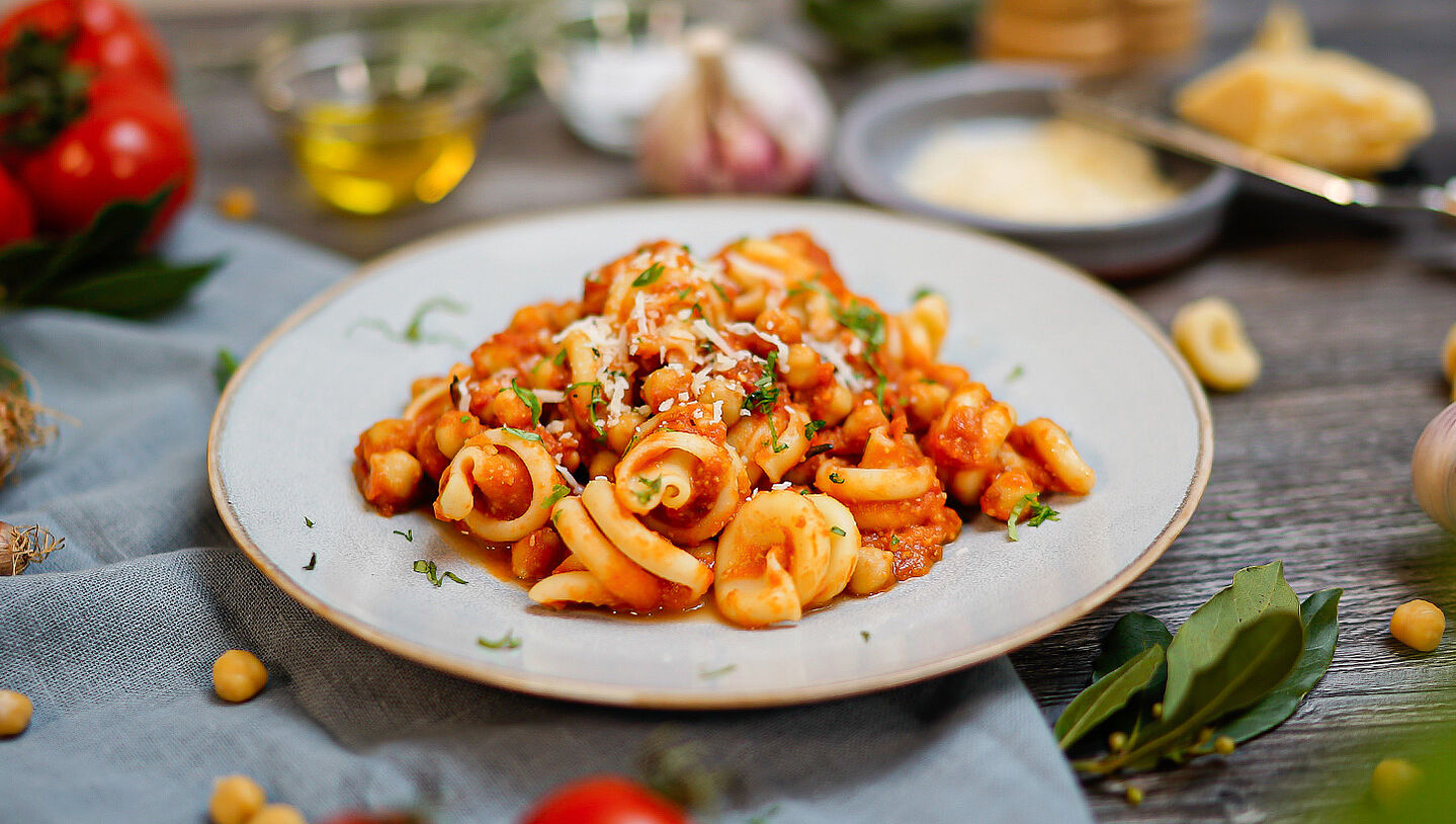 Teller mit Pasta in einer Tomaten-Kichererbsen-Sauce