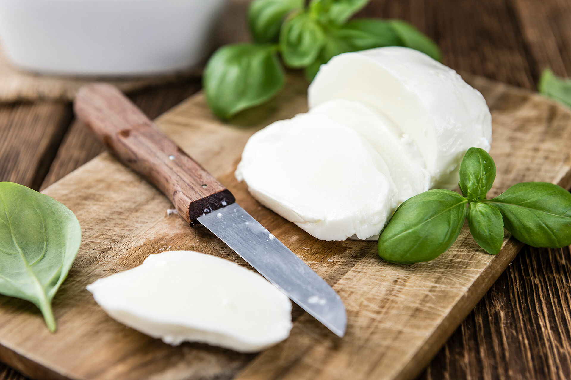 Aufgeschnittener Mozzarella auf einem Brett