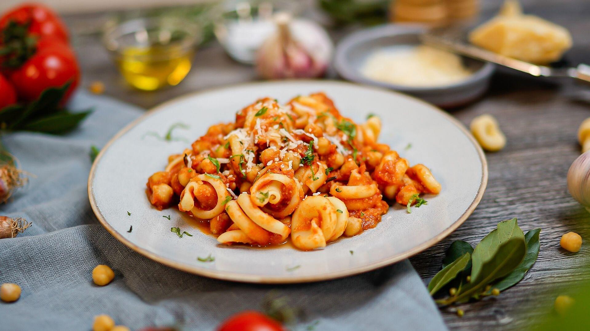 Teller mit Pasta in einer Tomaten-Kichererbsen-Sauce