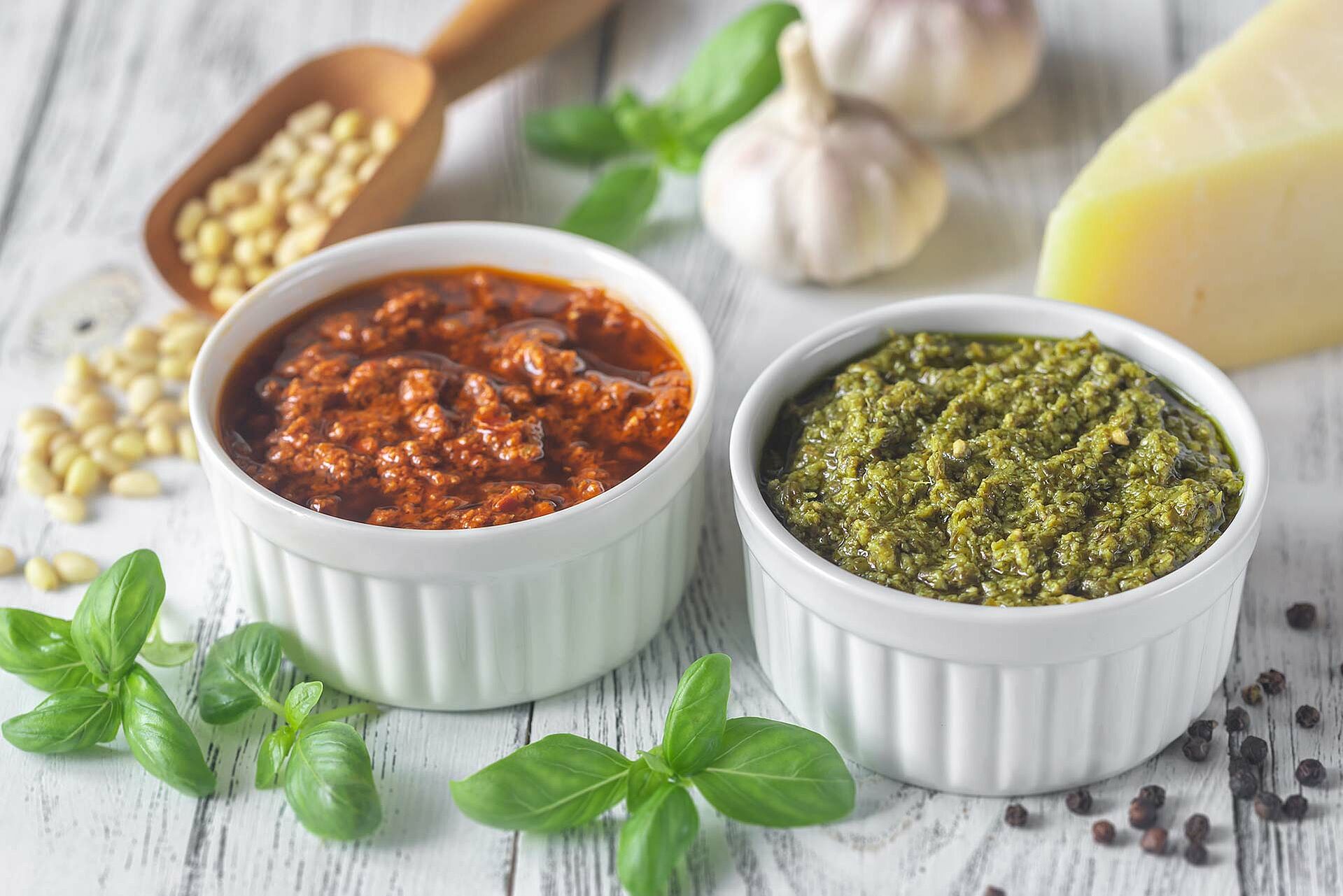 Pesto verde und Pesto rosso in zwei weißen Schälchen