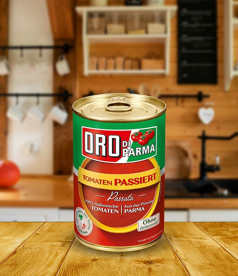 Eine Dose passierte Tomaten von ORO di Parma steht in einer Küche.