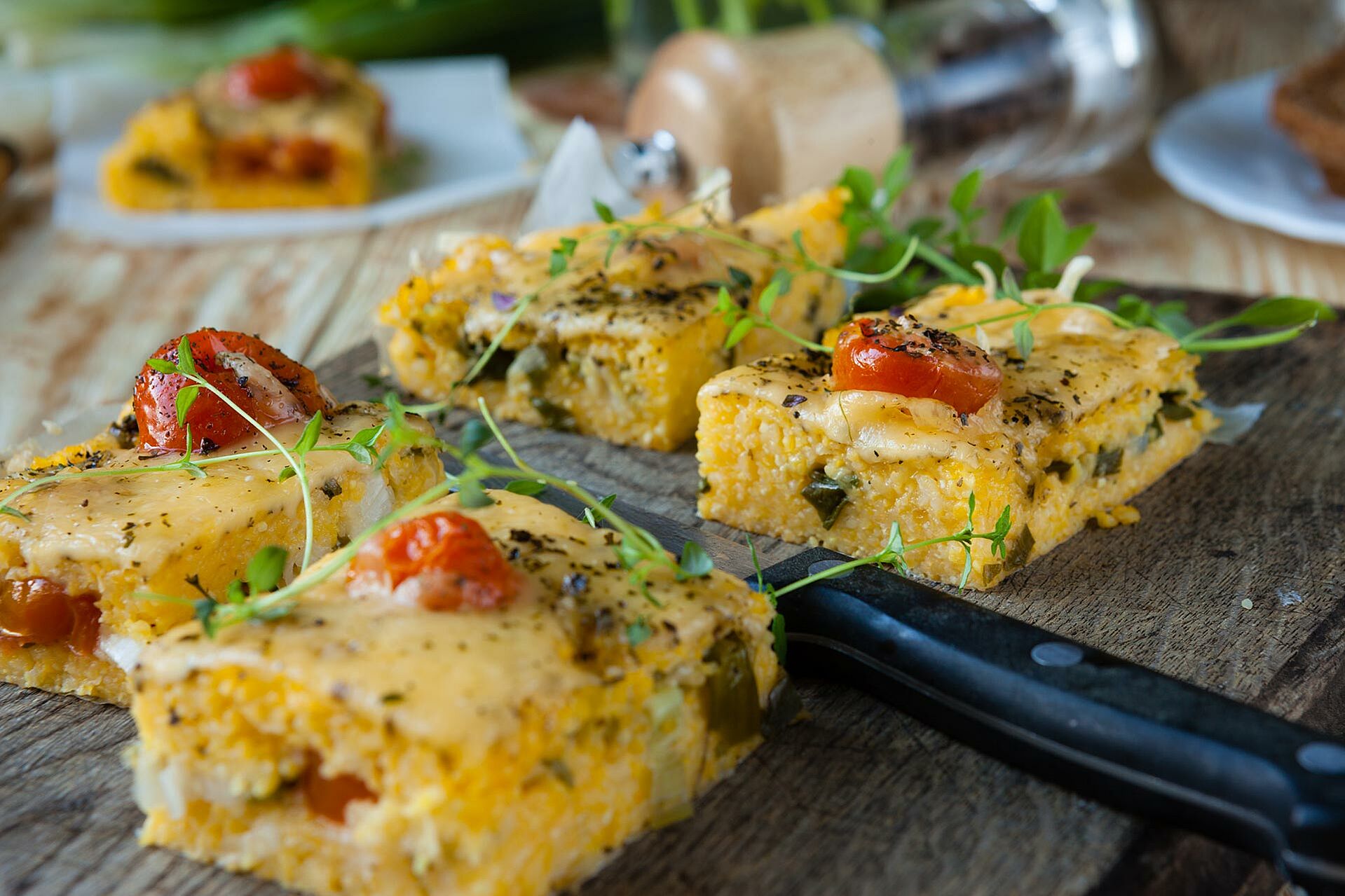 Polenta Schnitten mit Tomaten