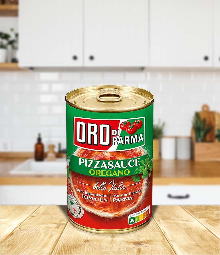 Eine Dose Pizzasauce mit Oregano von ORO di Parma steht auf einem Holztisch in einer Küche.