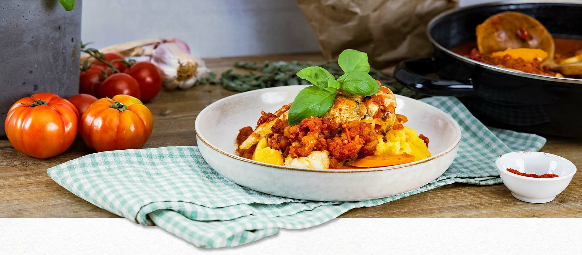 Italienisches Mozzarella-Hähnchen mit Tomaten auf einem Teller