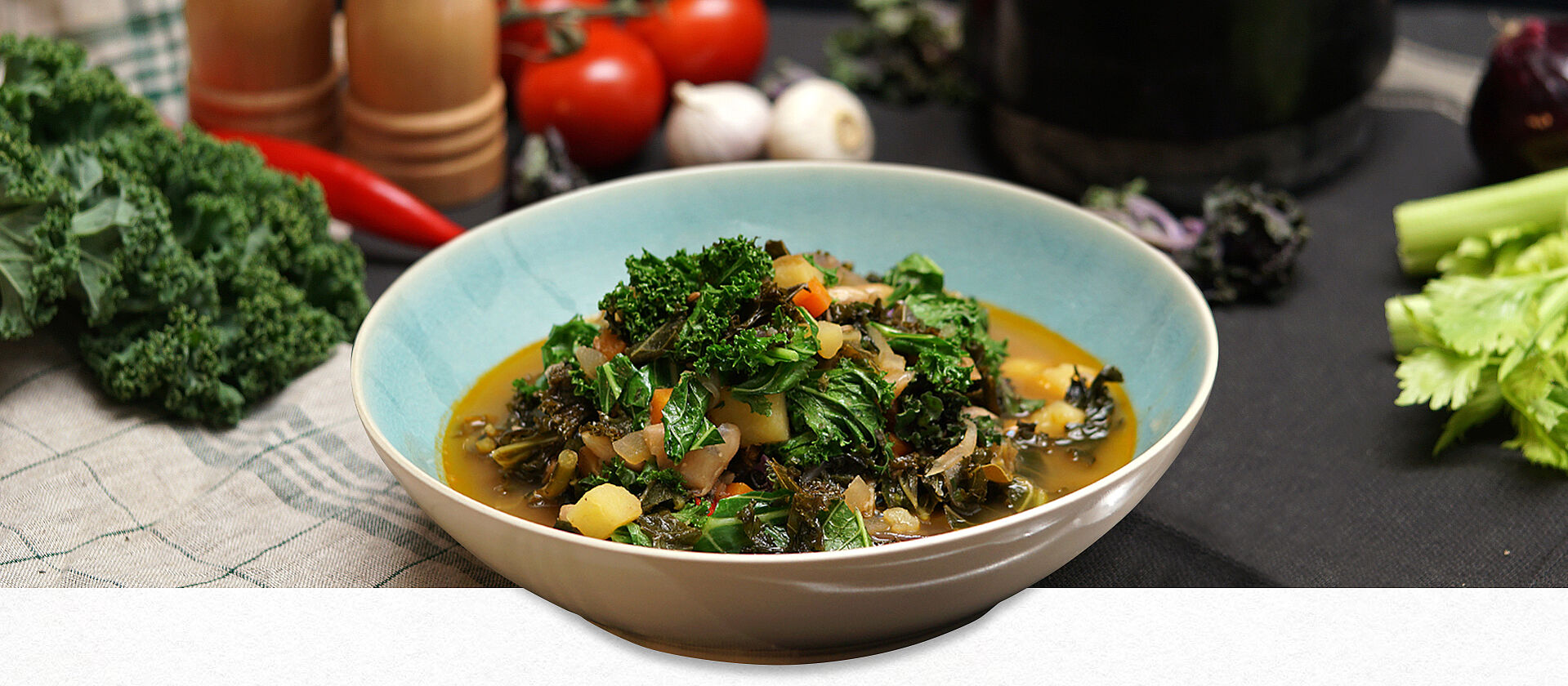 Eine Schüssel gefüllt mit dem italienischen Gemüseeintopf Ribollita