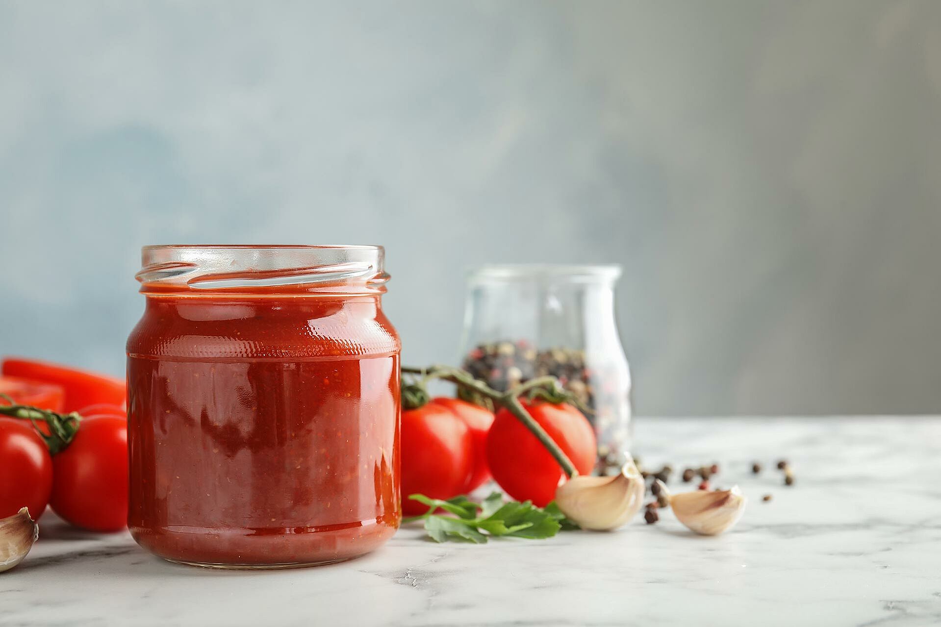 selbstgemachte Tomatensauce in einem Glas