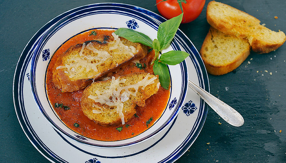 Alternativ-Text:	Ein Teller mit venezianischer Tomatensuppe und Ciabatta