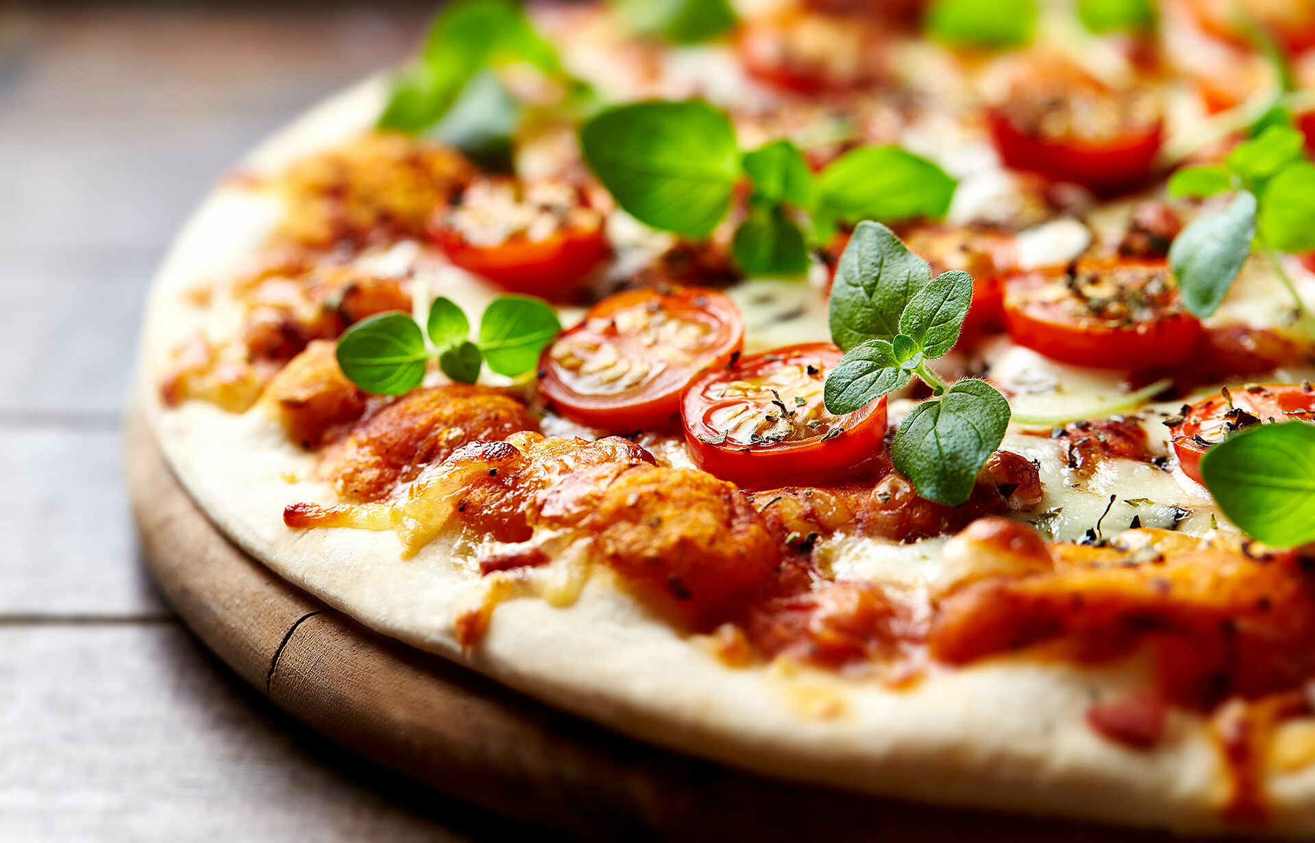Nahe Aufnahme einer Pizza auf einem Holzbrett
