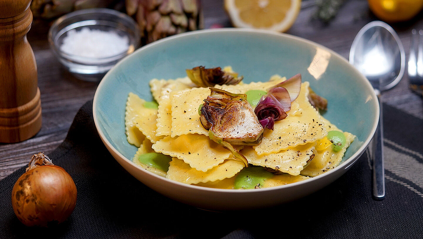 Ravioli mit Artischocken auf einem Pastateller