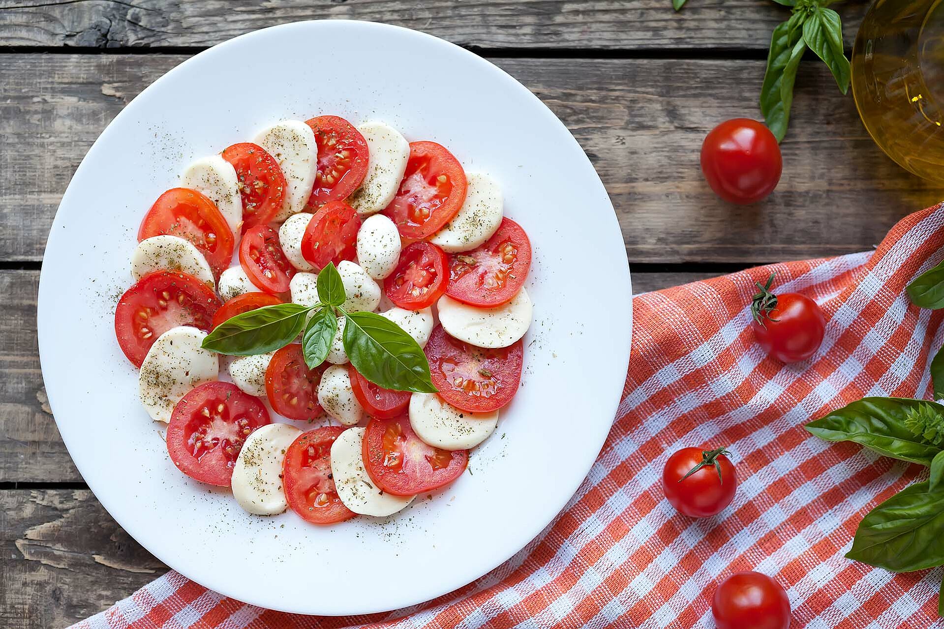 Tomate Mozzarella auf einem Teller