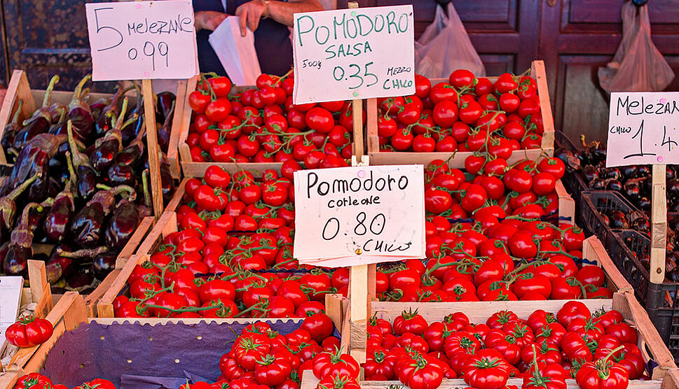 Reife Tomaten auf einem Marktstand