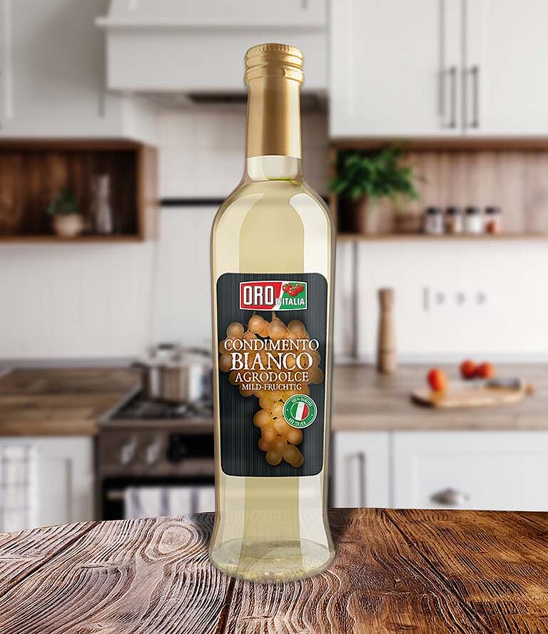 Eine Flasche Condimento Balsamico Bianco steht in einer Küche