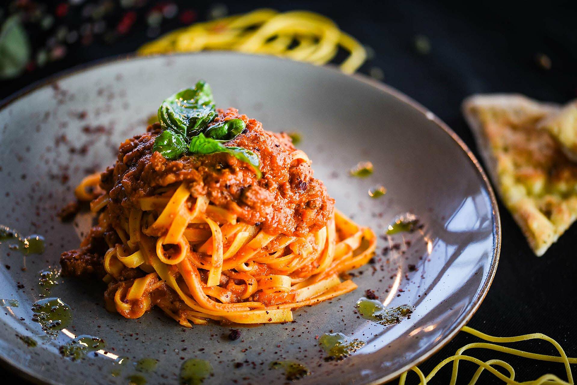 Linguine mit ragù bolognese auf einem Teller