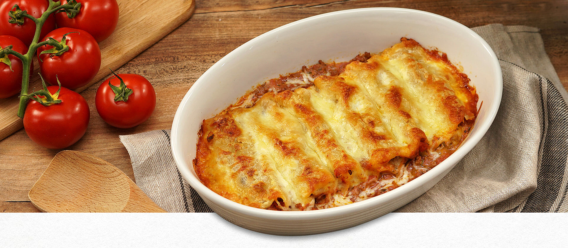 Cannelloni in einer Auflaufform mit Käse überbacken