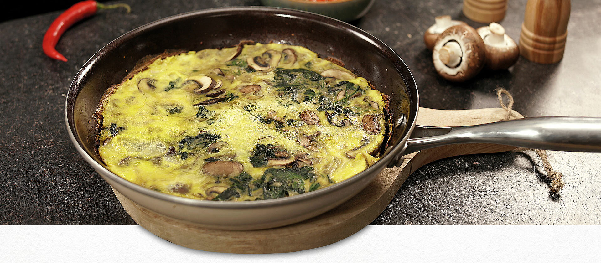 Eine Pfanne mit Spinat-Champignon Frittata