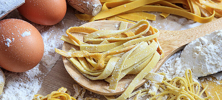 Mehl, Eier und frische selbstgemachte Pasta.