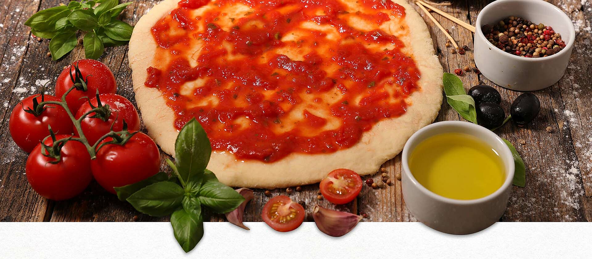 Pizza mit Sauce auf Tisch