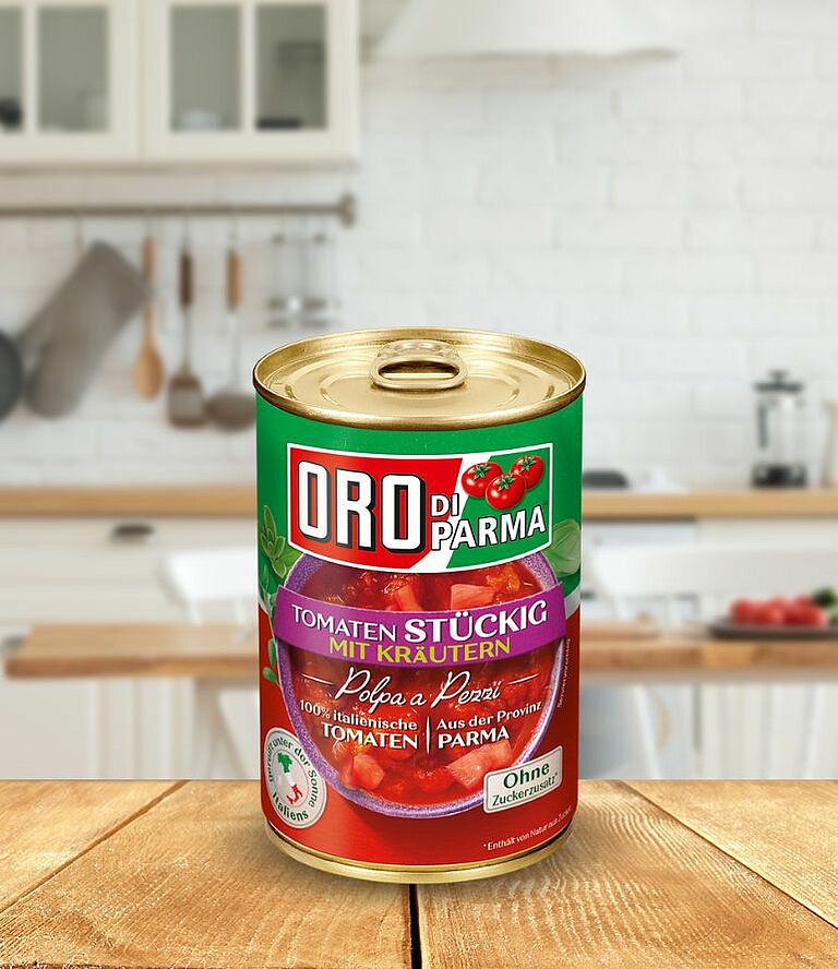 ORO di Parma stückige Tomaten mit Kräutern. Dose steht auf einem Holztisch.