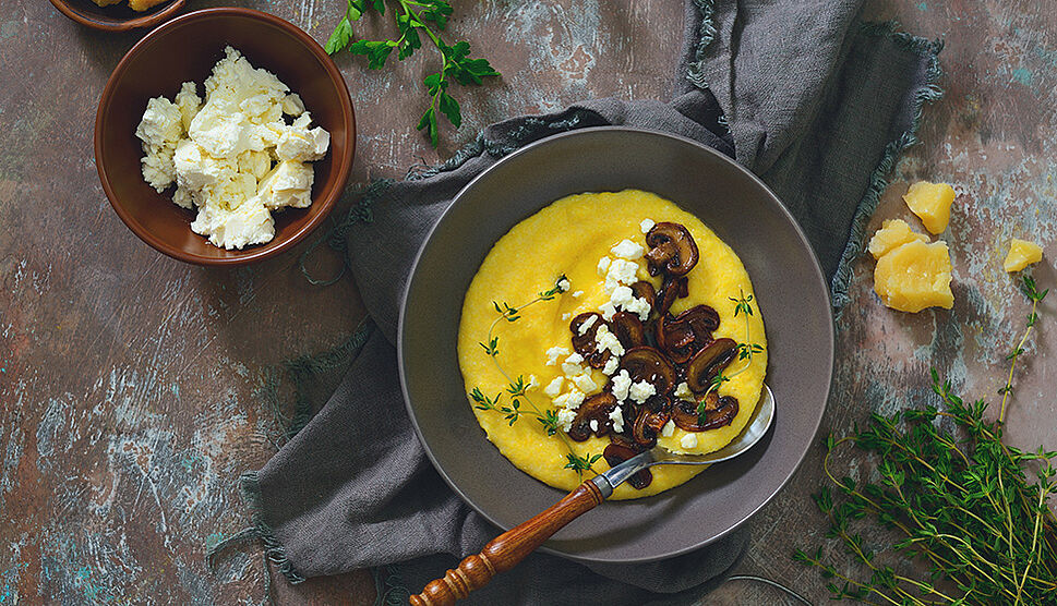 Polenta mit Pilzen auf einem Teller