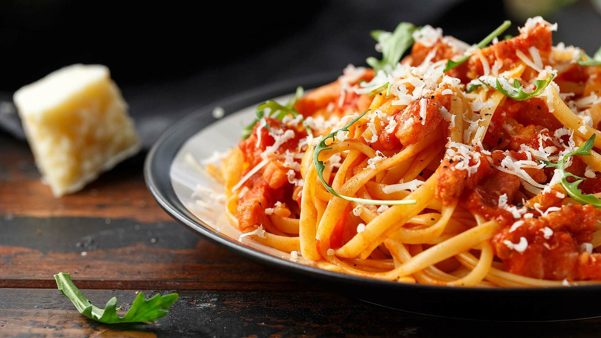 Spaghetti mit Tomatensauce auf einem Teller