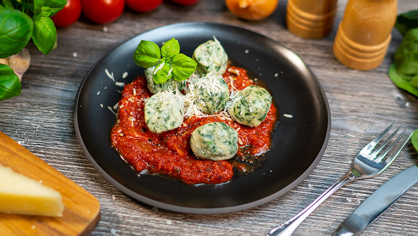 Gnudi in Tomatensauce