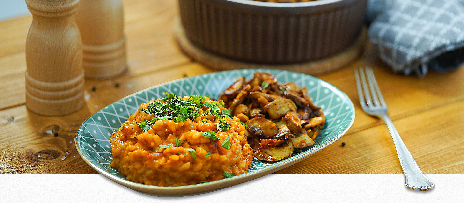 Ein Teller mit Tomaten-Risotto und Knoblauchpilzen