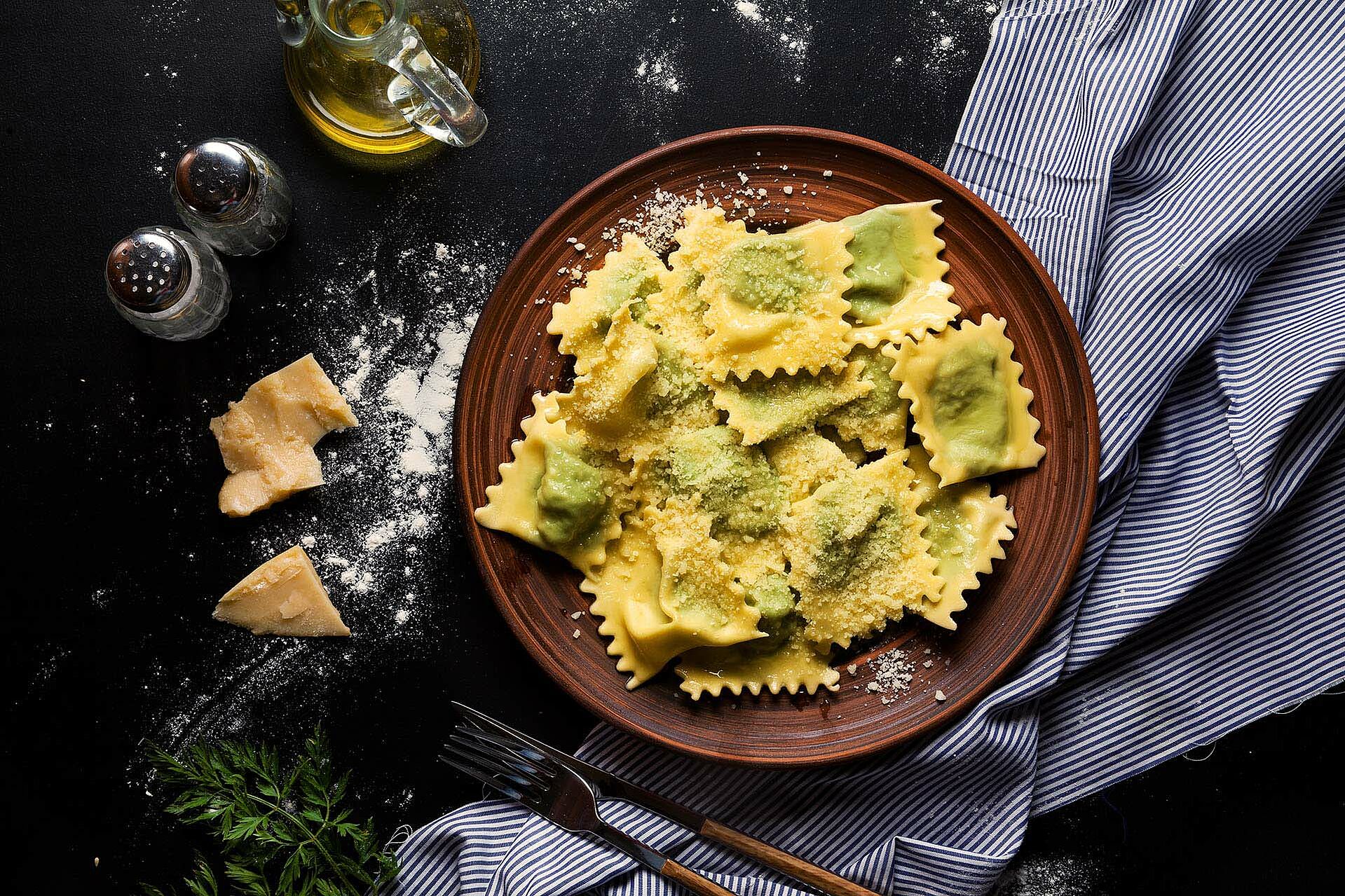 Tortellini auf einem Teller