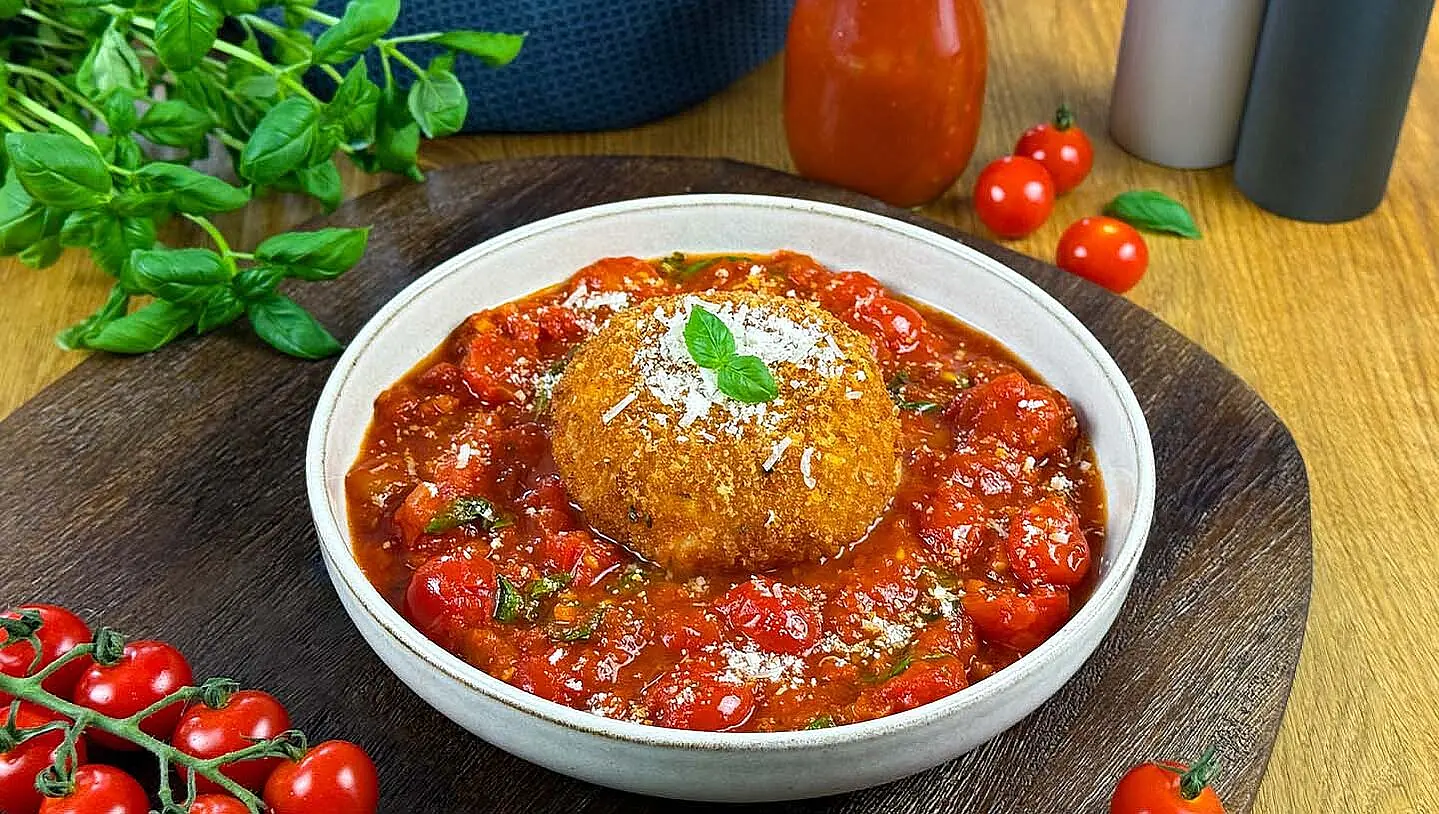 Frittierter Burrata auf Tomatengemüse