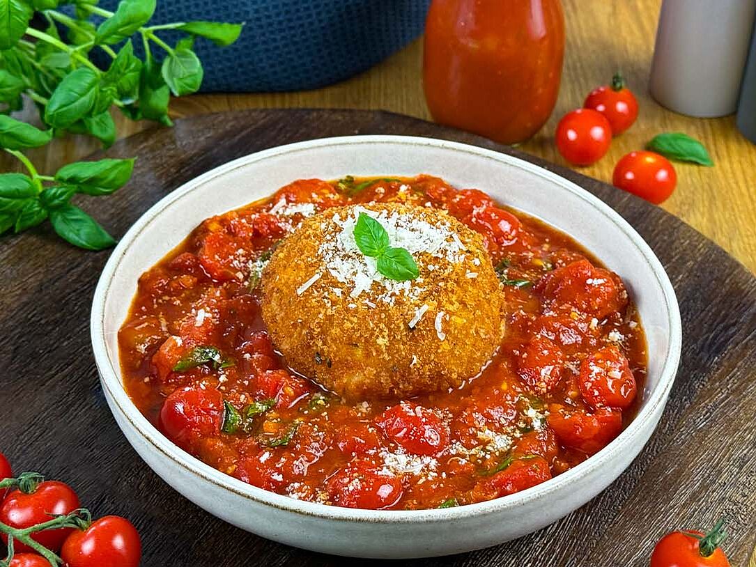 Frittierter Burrata auf Tomaten Gemüse
