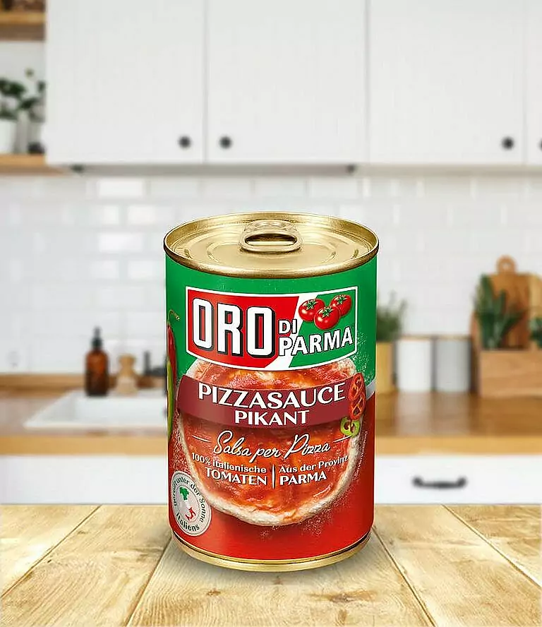 Eine Dose Pizzasauce pikant von ORO di Parma steht in einer Küche.