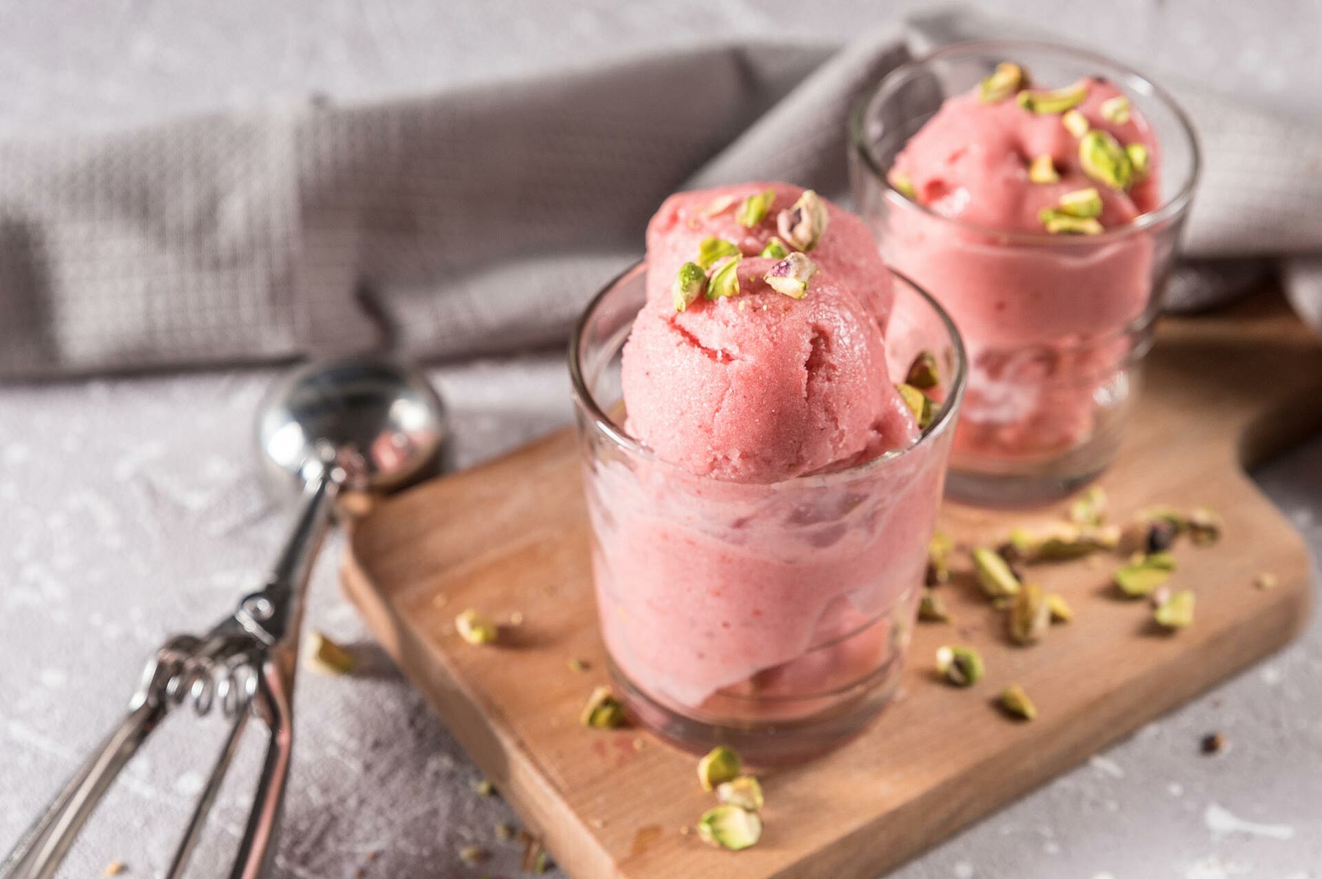 Erdbeersorbet in einem Glas