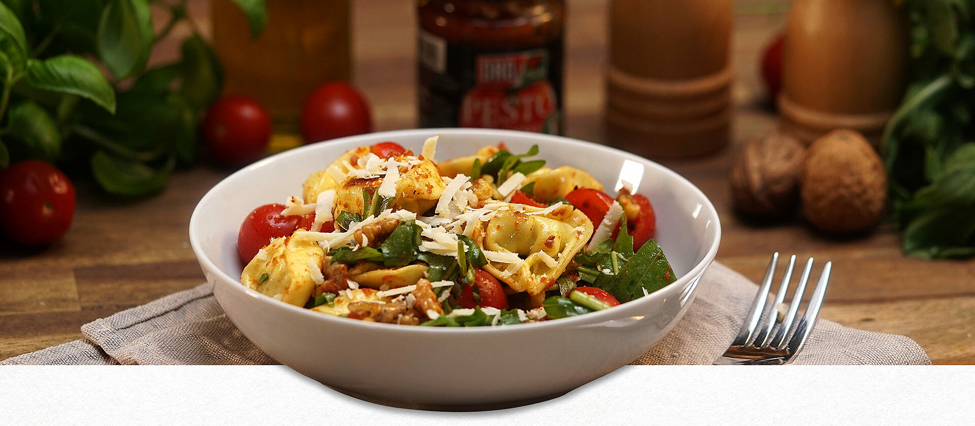 Eine Schüssel gefüllt mit Tortellini-Salat