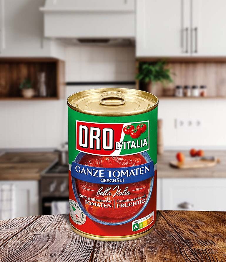 Eine Dose mit ganzen, geschälten Tomaten steht in einer Küche.